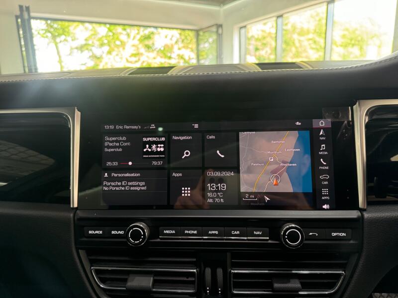 PORSCHE MACAN