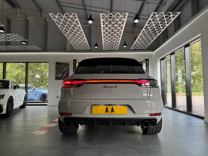 PORSCHE MACAN