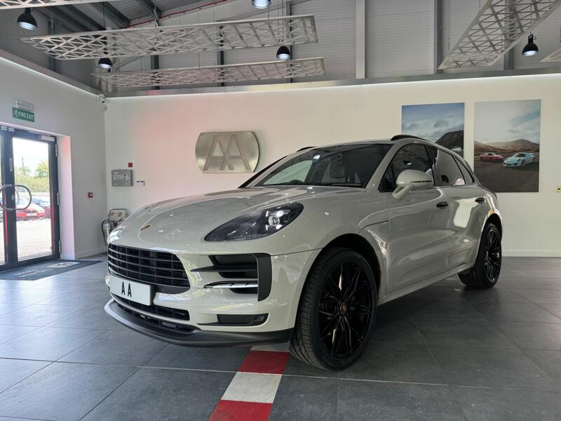 PORSCHE MACAN