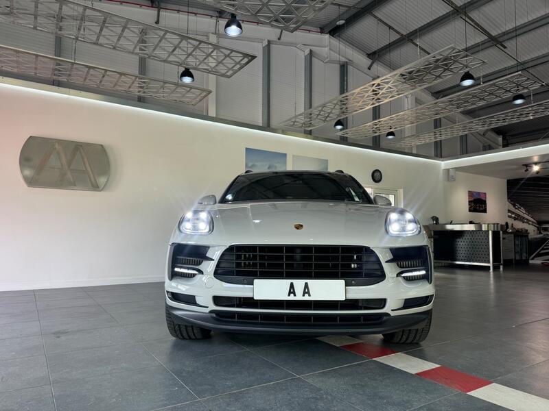PORSCHE MACAN