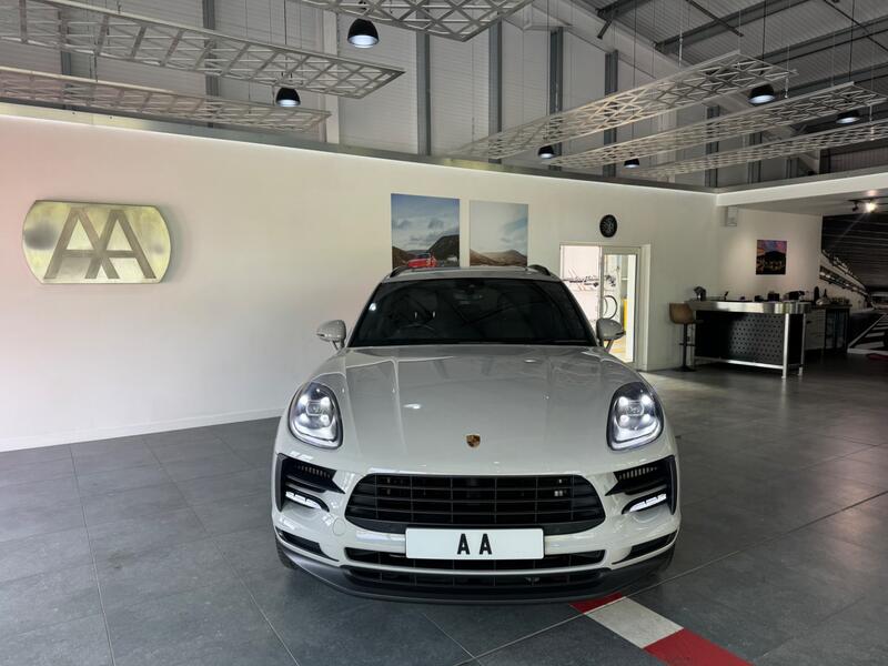 PORSCHE MACAN