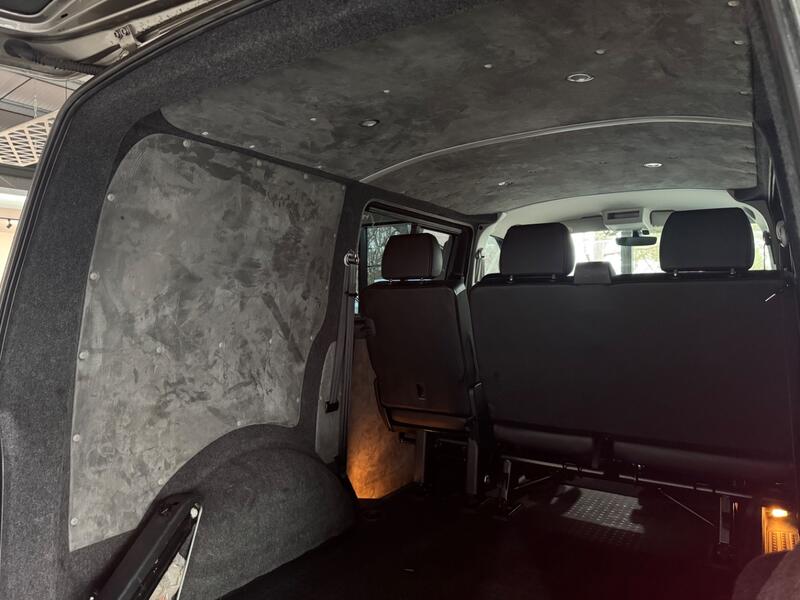 VOLKSWAGEN TRANSPORTER KOMBI