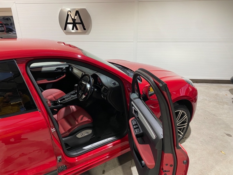 PORSCHE MACAN