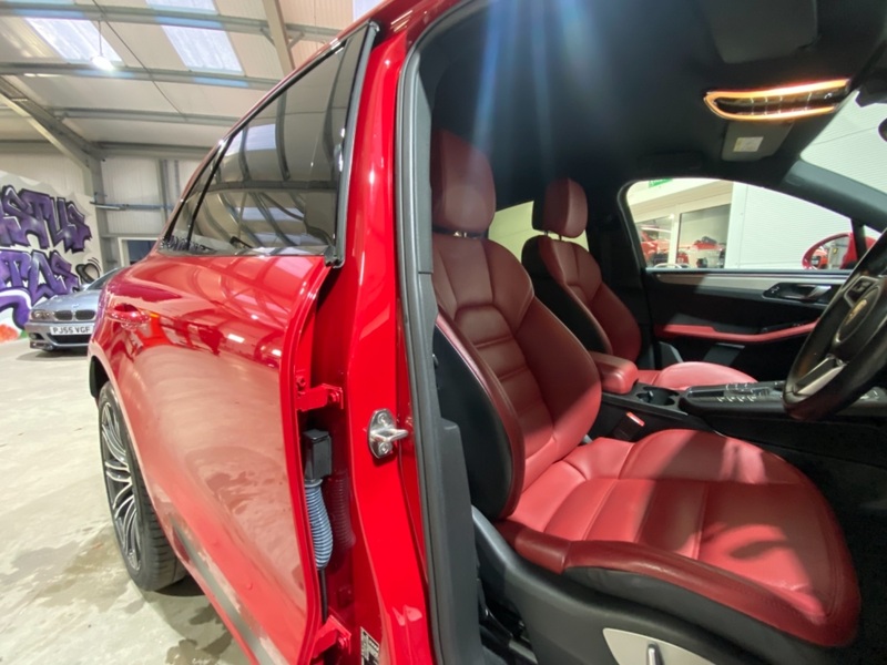 PORSCHE MACAN