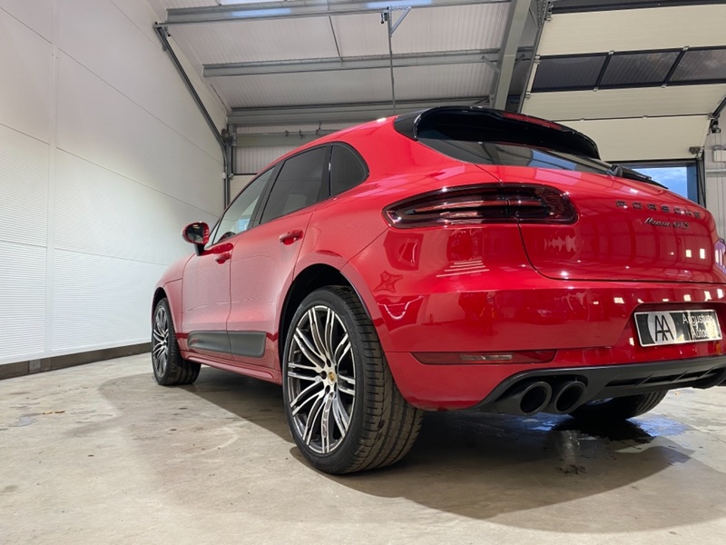 PORSCHE MACAN