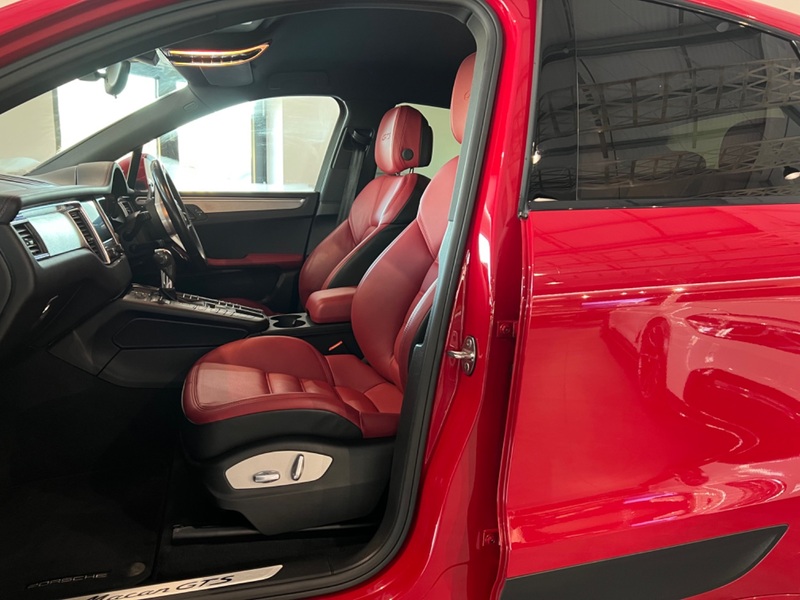 PORSCHE MACAN