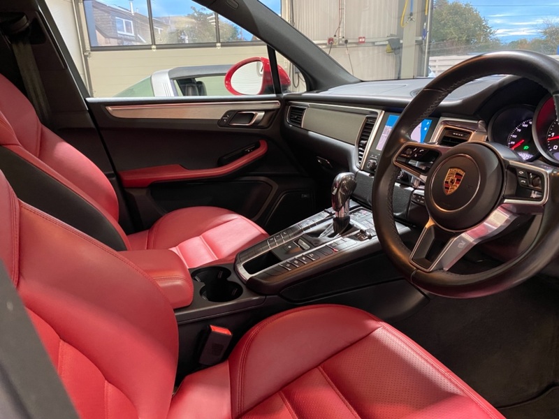 PORSCHE MACAN