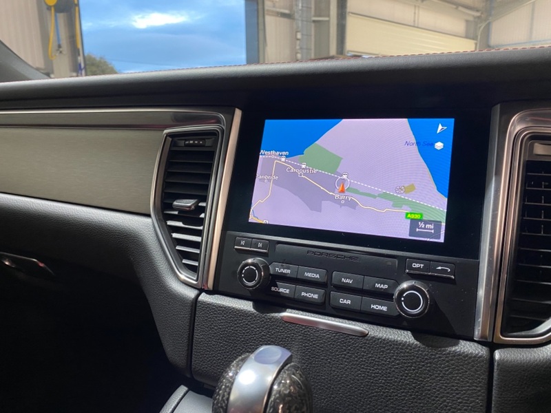 PORSCHE MACAN
