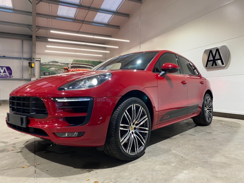 PORSCHE MACAN
