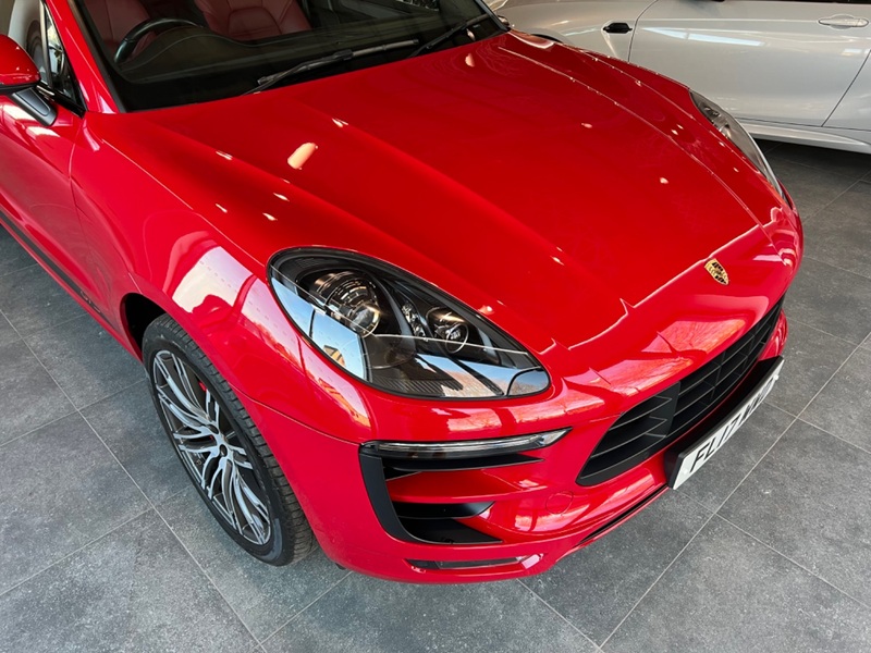 PORSCHE MACAN