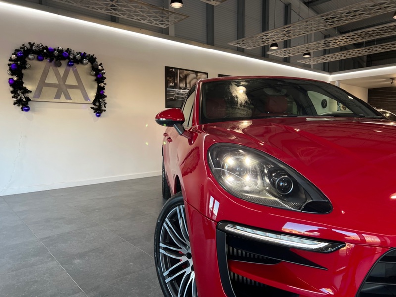 PORSCHE MACAN