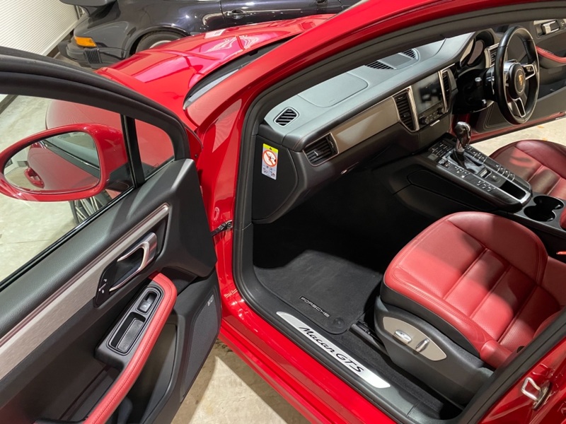 PORSCHE MACAN