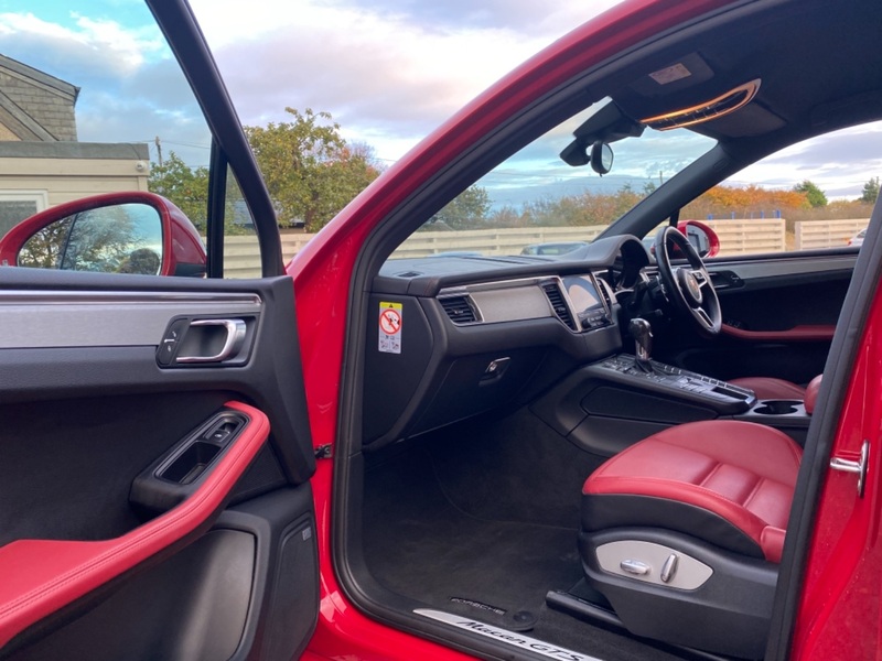 PORSCHE MACAN