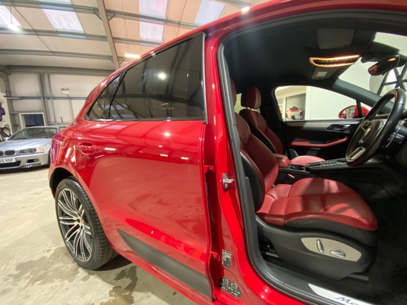 PORSCHE MACAN