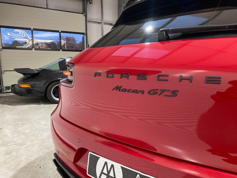 PORSCHE MACAN