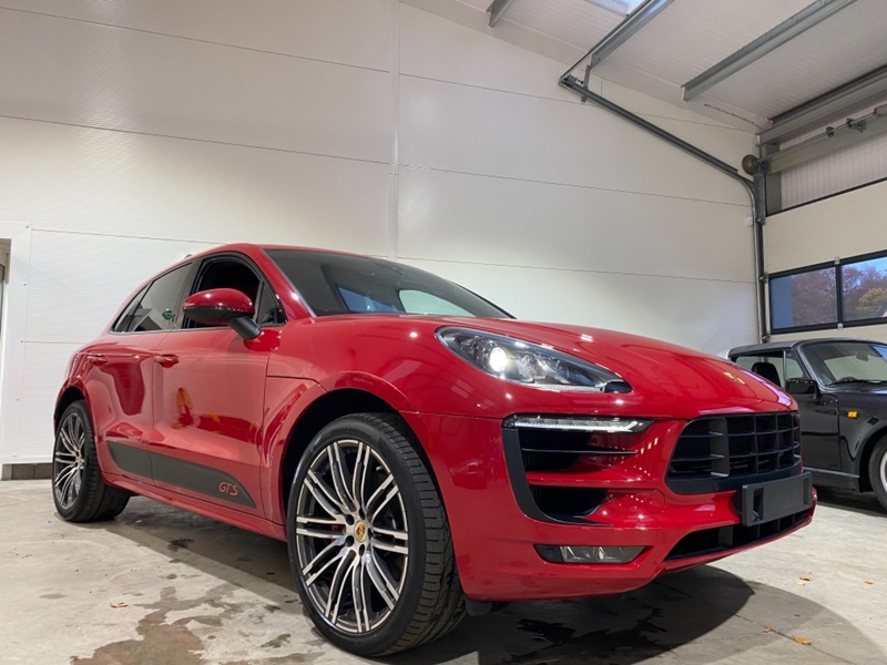 PORSCHE MACAN