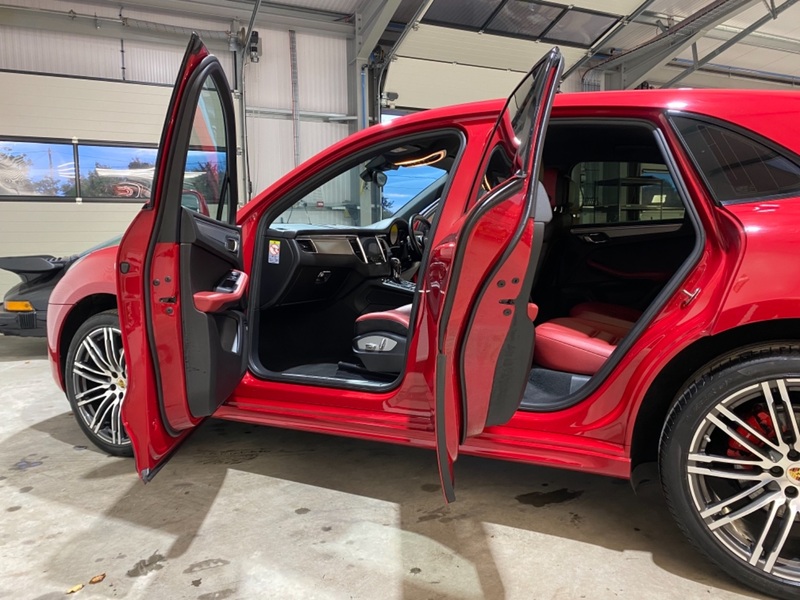 PORSCHE MACAN