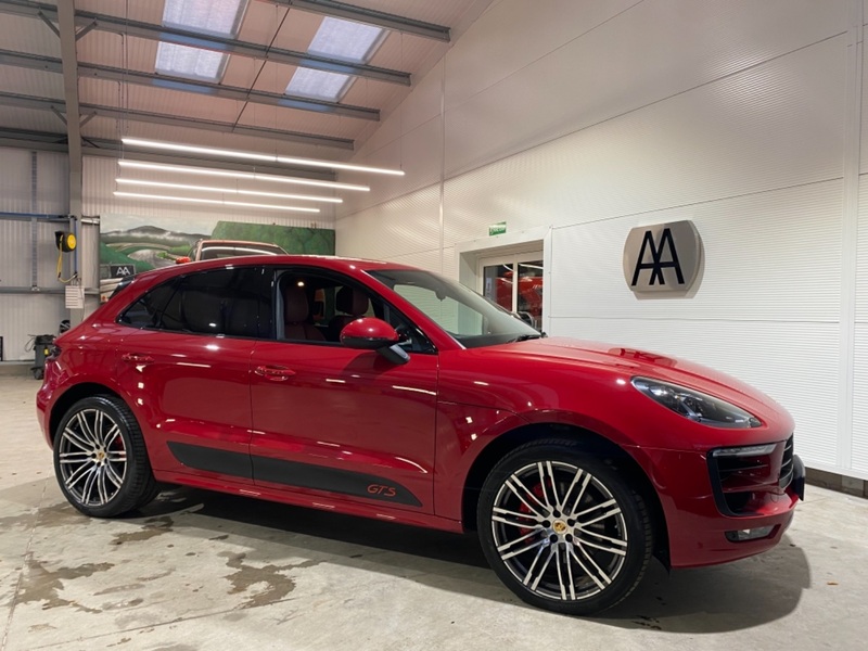 PORSCHE MACAN