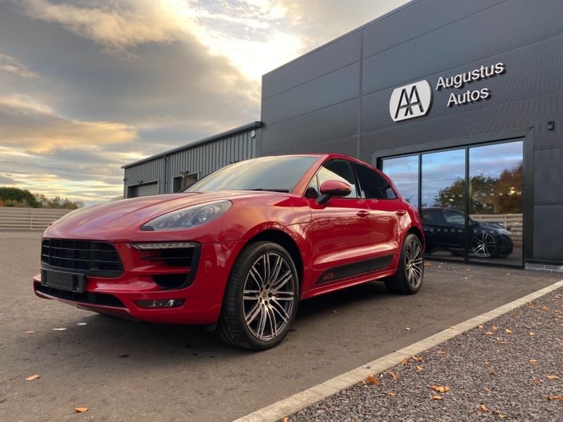 PORSCHE MACAN