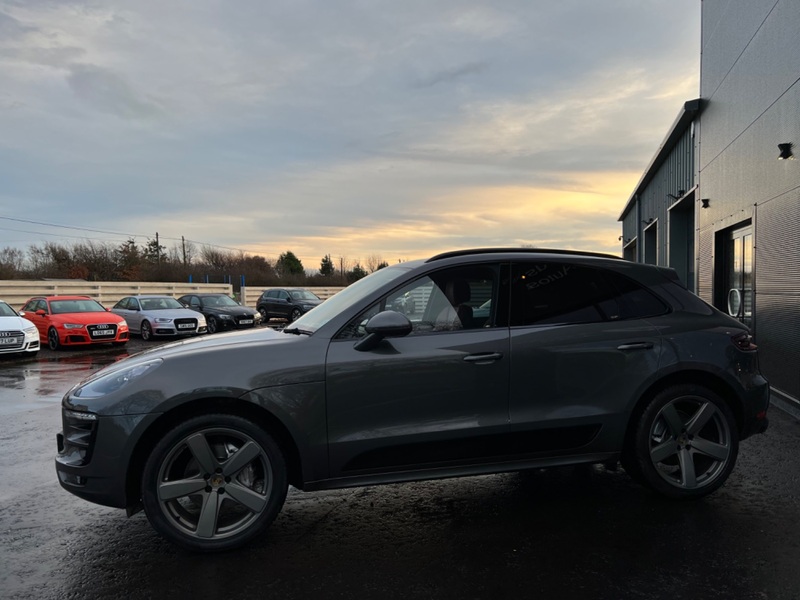 PORSCHE MACAN